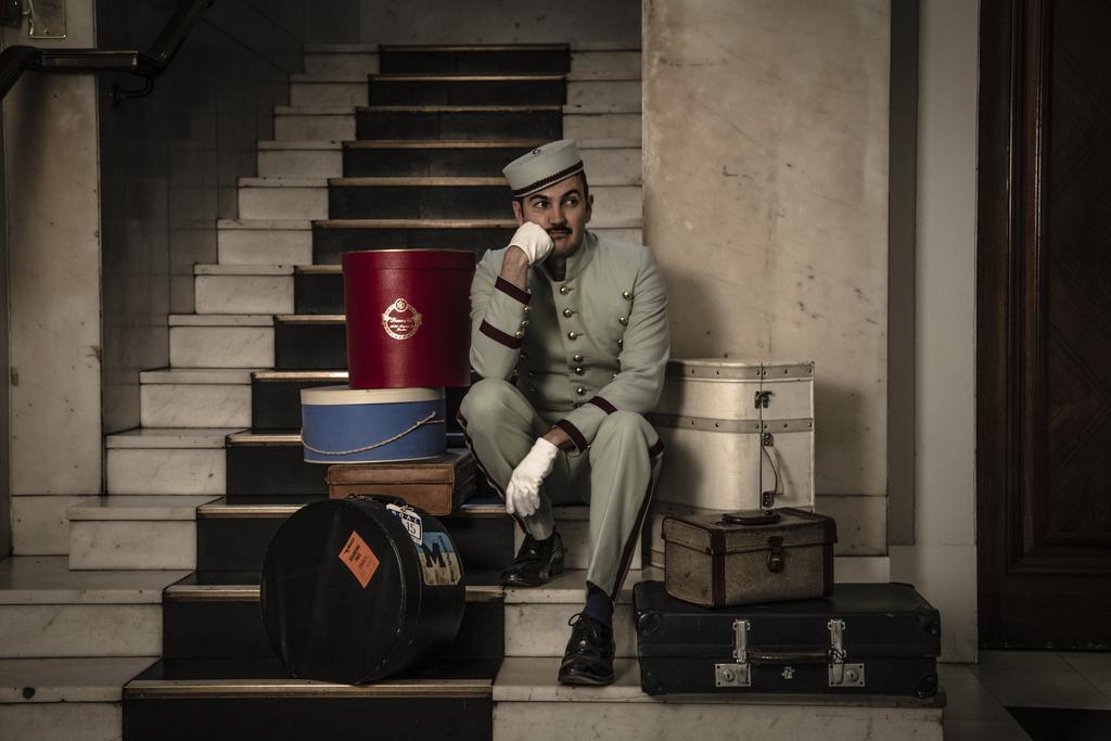 哥谭酒店 曼彻斯特 外观 照片 A bellboy at the Savoy Hotel, London