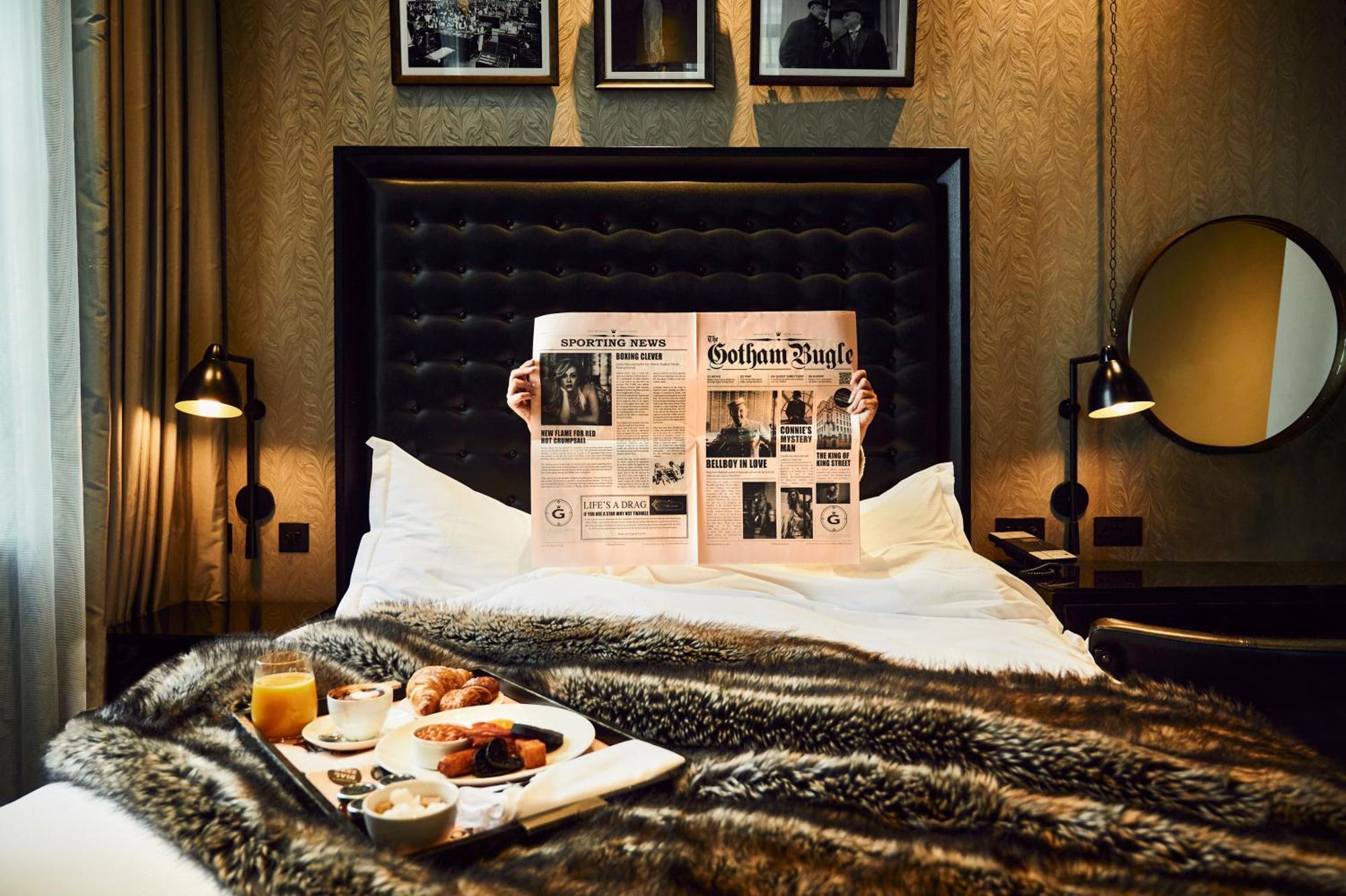 哥谭酒店 曼彻斯特 外观 照片 A guest reading the Financial Times in a hotel room